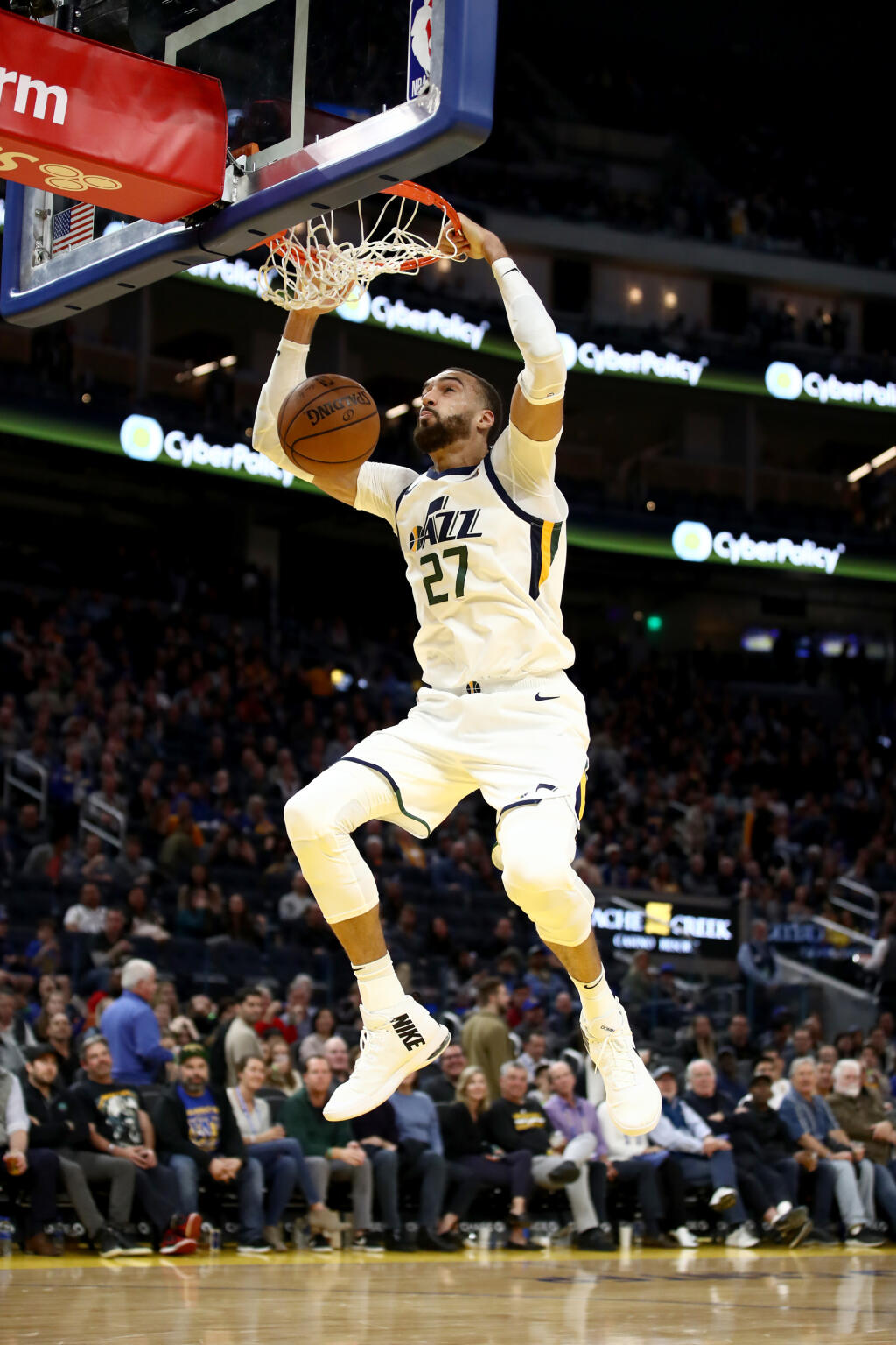 Vedenie zámorskej basketbalovej súťaže NBA sa rozhodlo od štvrtka do odvolania prerušiť ligu. K opatreniu pristúpilo po pozitívnom teste na koronavírus u jedného z hráčov Utahu Jazz, Francúza Rudyho Goberta.