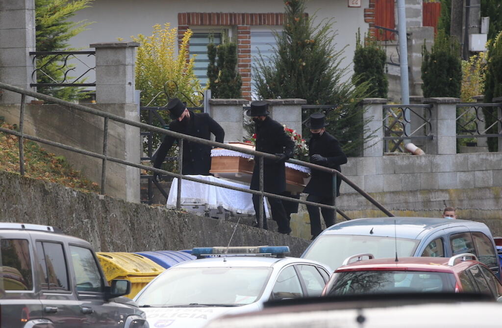 Smútiaci prichádzajú na poslednú rozlúčku s hokejistom Borisom Sádeckým.
