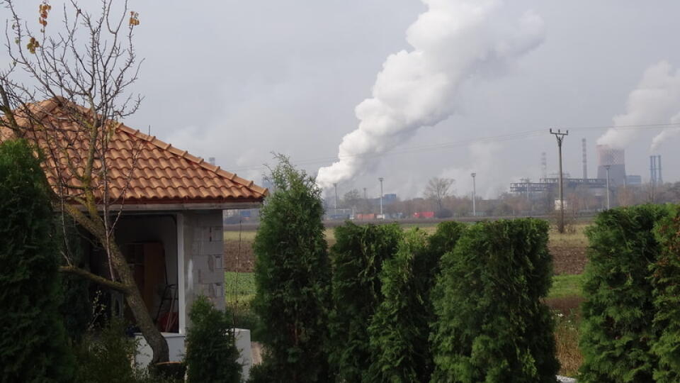 Obyvatelia domu na okraji obce majú „úžasný" výhľad na dymiace komíny.