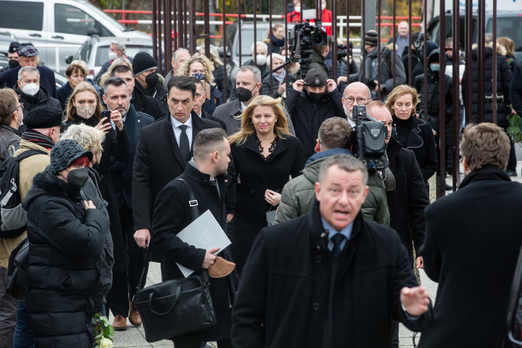 Pohreb speváka Miroslava Žbirku v pražskom krematóriu Strašnice. Na snímke Zuzana Čaputová a Juraj Rizman.
