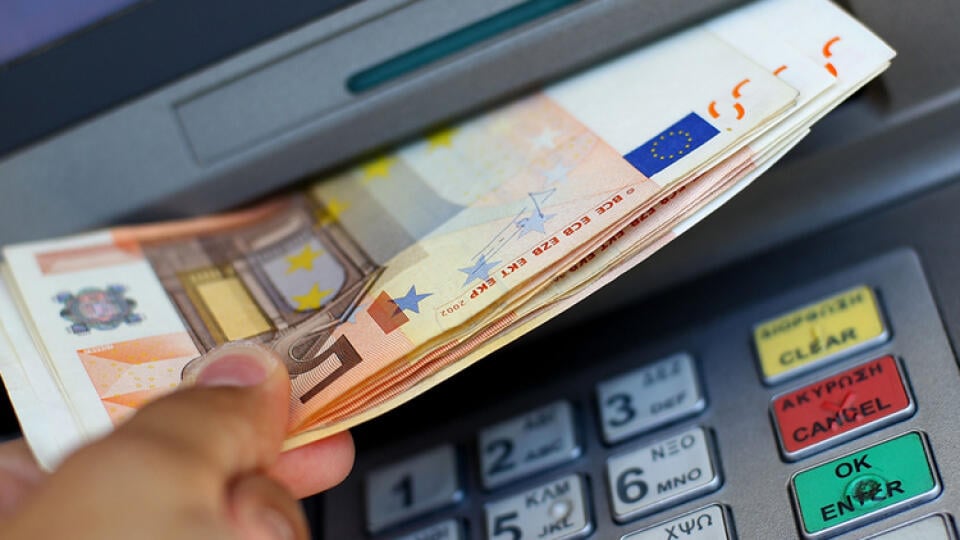 Keď už musíte vyberať z bankomatu v zahraničí, použite debetku.