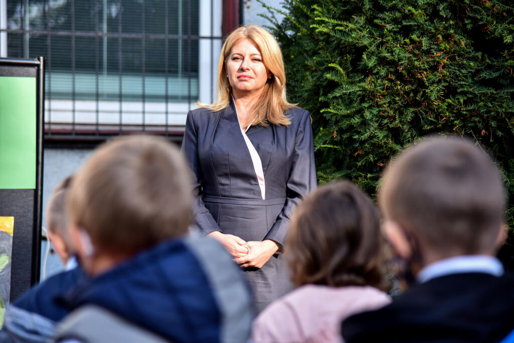Na snímke uprsotred prezidentka SR Zuzana Čaputová počas otvorenia nového školského roka na Základnej škole Dubová 2. septembra 2021 v Bratislave. FOTO TASR - Pavol Zachar