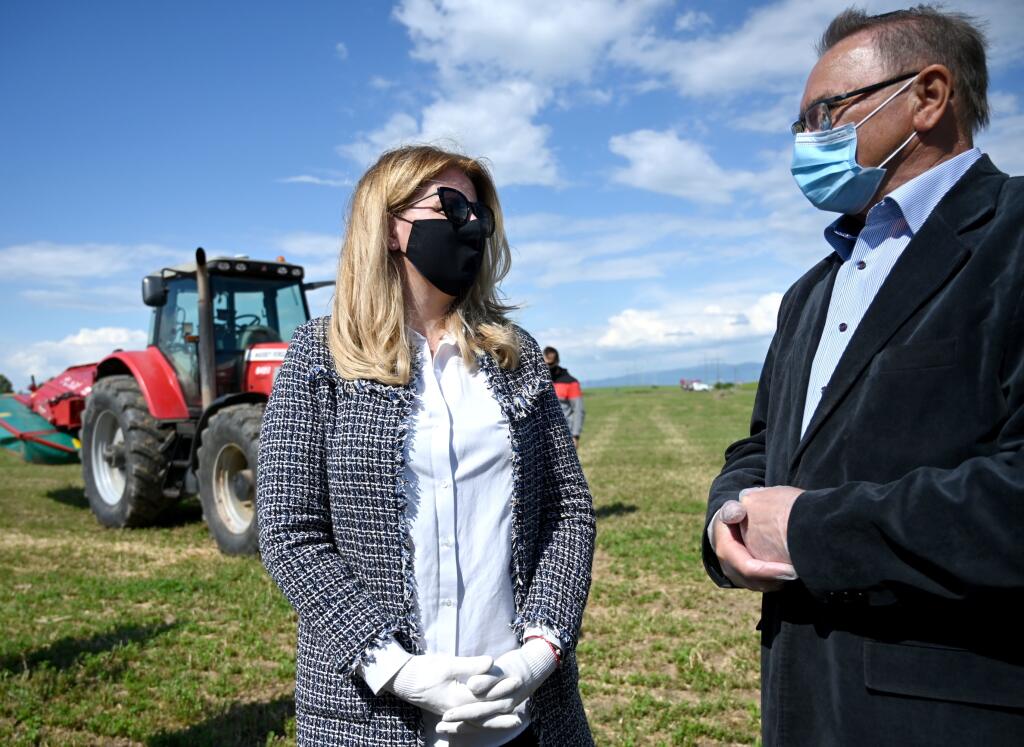 Na snímke vľavo prezidentka SR Zuzana Čaputová počas stretnutia s predsedom poľnohospodárskeho družstva GAMA Michalom Žolnom (na snímke vpravo) na poli pri obci Pavlovce nad Uhom v okrese Michalovce 28. mája 2020. FOTO TASR - Roman Hanc