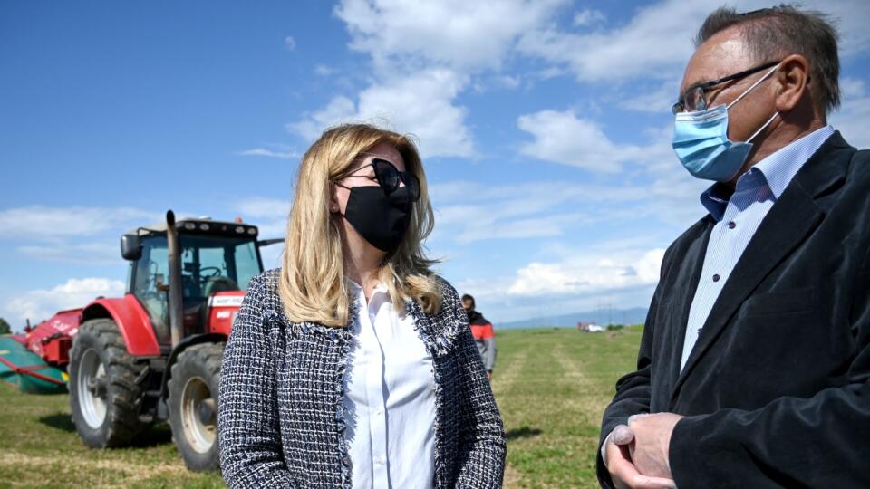 Na snímke vľavo prezidentka SR Zuzana Čaputová počas stretnutia s predsedom poľnohospodárskeho družstva GAMA Michalom Žolnom (na snímke vpravo) na poli pri obci Pavlovce nad Uhom v okrese Michalovce 28. mája 2020. FOTO TASR - Roman Hanc