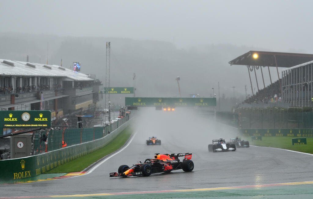 Max Verstappen vyhral VC Belgicka napriek tomu, že sa z nej odjazdilo jediné kolo a aj to bolo za safety carom.