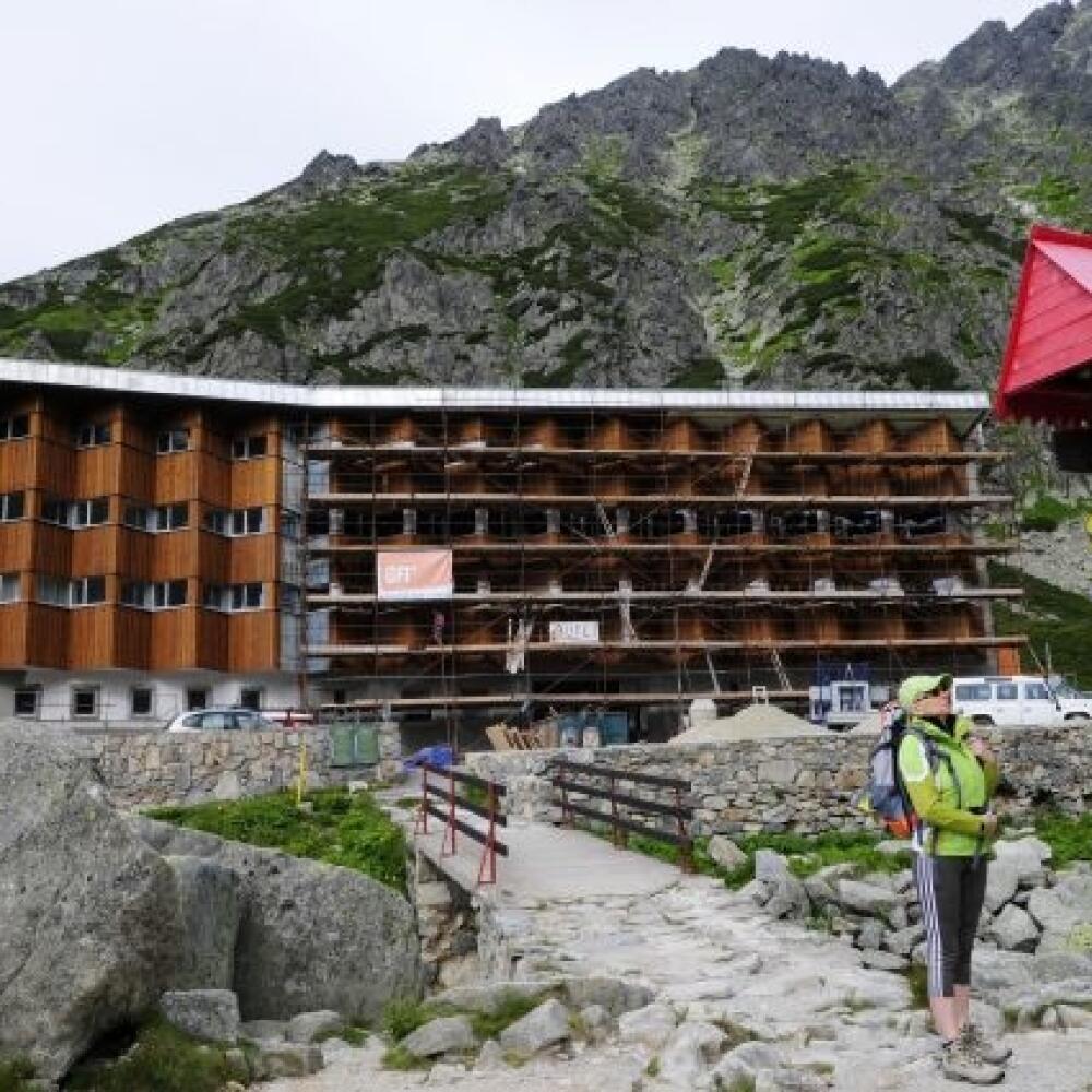 Horský hotel Sliezsky dom vo Velickej doline vo Vysokých Tatrách je do konca decembra 2010 uzatvorený pre verejnos kvôli rekonštrukcii. Turisti sa tu ale môžu obèerstvi. Sliezsky dom je hlavným východiskom pre výstupy na Gerlachovský štít. Na snímke Sliezsky dom. 4. august 2010 FOTO TASR – Milan Kapusta