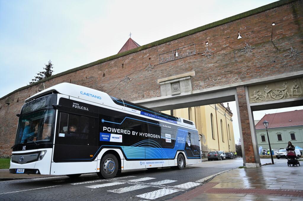 Vodíkový autobus pri príležitosti spustenia skúšobných jázd vodíkového autobusu v Trnave.