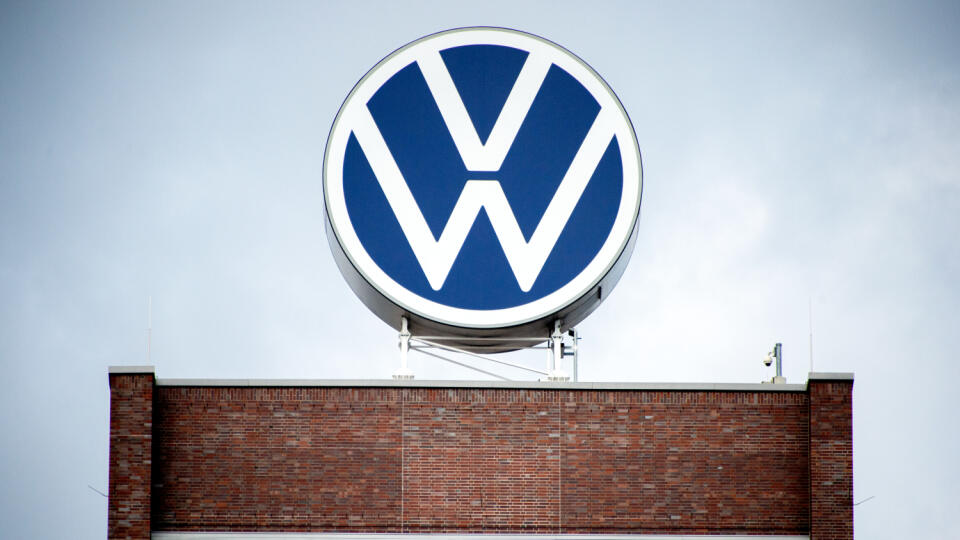 WA 15 archív Wolfsburg - Na archívnej snímke z 19. marca 2020 logo nemeckej automobilky Volkswagen sa nachádza na sídle firmy vo Wolfsburgu. Nemecký automobilový koncern Volkswagen (VW) predstaví v nadchádzajúcich dňoch svoje plány na obnovenie výroby v Nemecku. Koncern dočasne zatvoril niektoré závody pre obmedzenia spojené s pandémiou nového koronavírusu.Odstávka nemeckých závodov spoločnosti Volkswagen je zatiaľ naplánovaná do 19. apríla. FOTO TASR/AP
ARCHIV - 19.03.2020, Niedersachsen, Wol