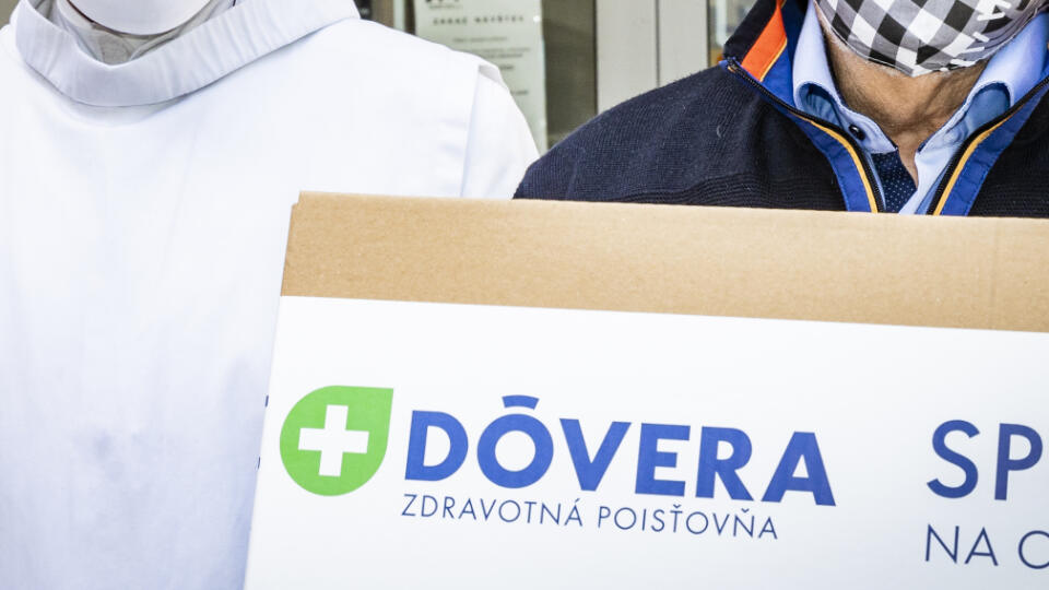 Zástupca zdravotnej poisťovne Dôvera Branislav Cehlárik odovzdal riaditeľovi Univerzitnej Nemocnice s poliklinikou Milosrdní Bratia JUDr. Michalovi Tinákovi dar v podobe 100 kusov respirátorov.