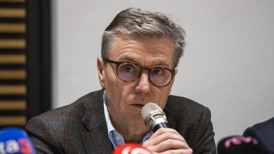 Na snímke viceprezident SBA Peter Krútil počas tlačovej konferencie zamestnávateľov združených v Republikovej únii zamestnávateľov (RÚZ), Asociácii zamestnávateľských zväzov a združení SR (AZZZ), Asociácii priemyselných zväzov a združení (APZD) a Americkej obchodnej komore v SR (AmCham) na tému: Osobitný odvod – diskriminačný zákon, za ktorý v konečnom dôsledku zaplatia slovenské domácnosti, v Bratislave 2. decembra 2022. FOTO TASR - Jaroslav Novák