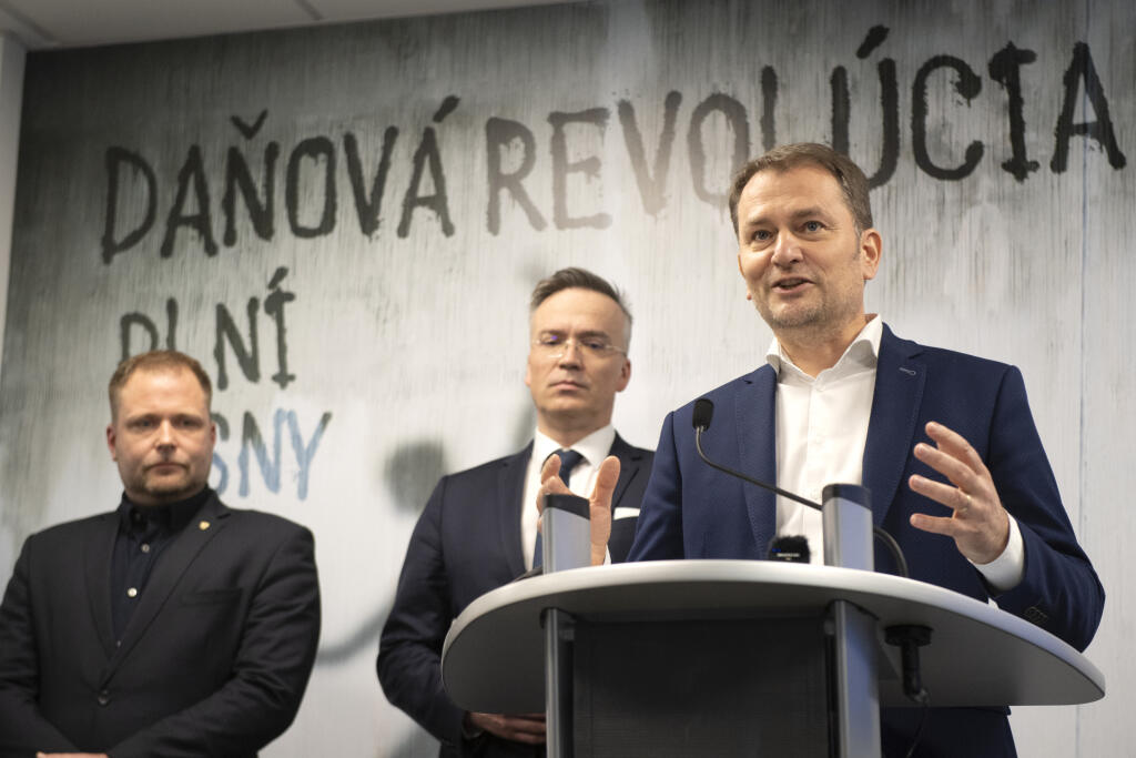 Minister financií Igor Matovič, štátny tajomník Marcel Klimek a prezident finančnej správy Jiří Žežulka vidia v daňovo-odvodovej reforme samé pozitíva.