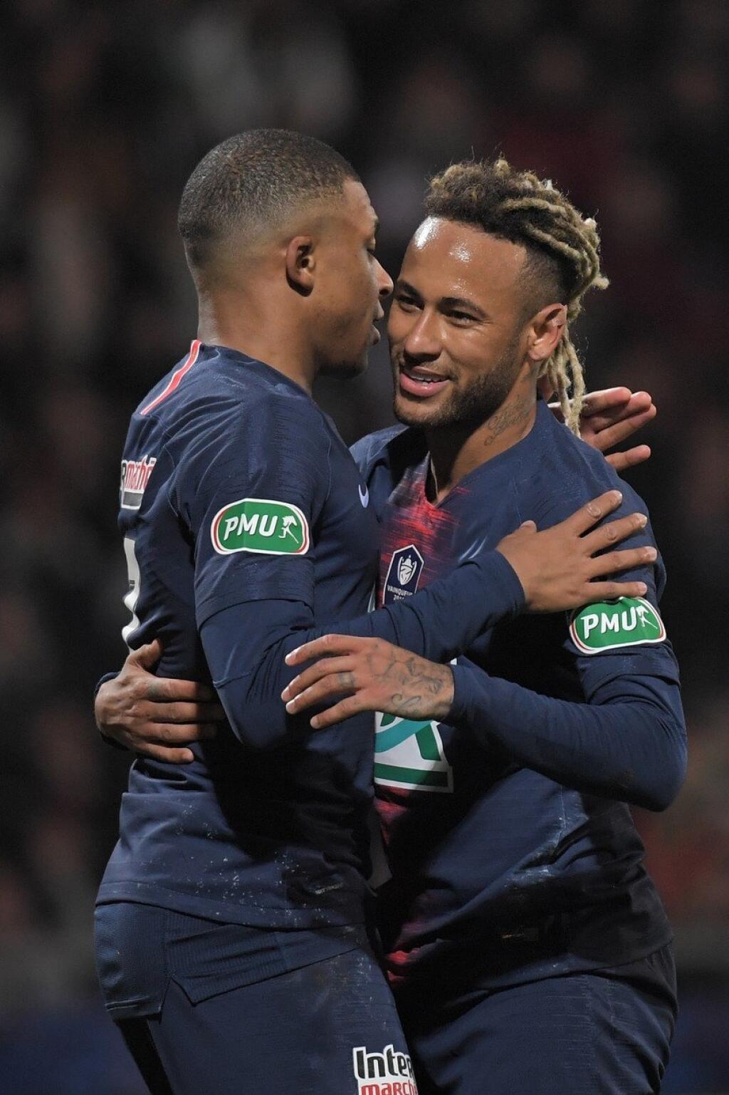 FOTO Neymar mení účesy ako na bežiacom páse: Odpadnete, za čo vymenil  špagety na svojej hlave!