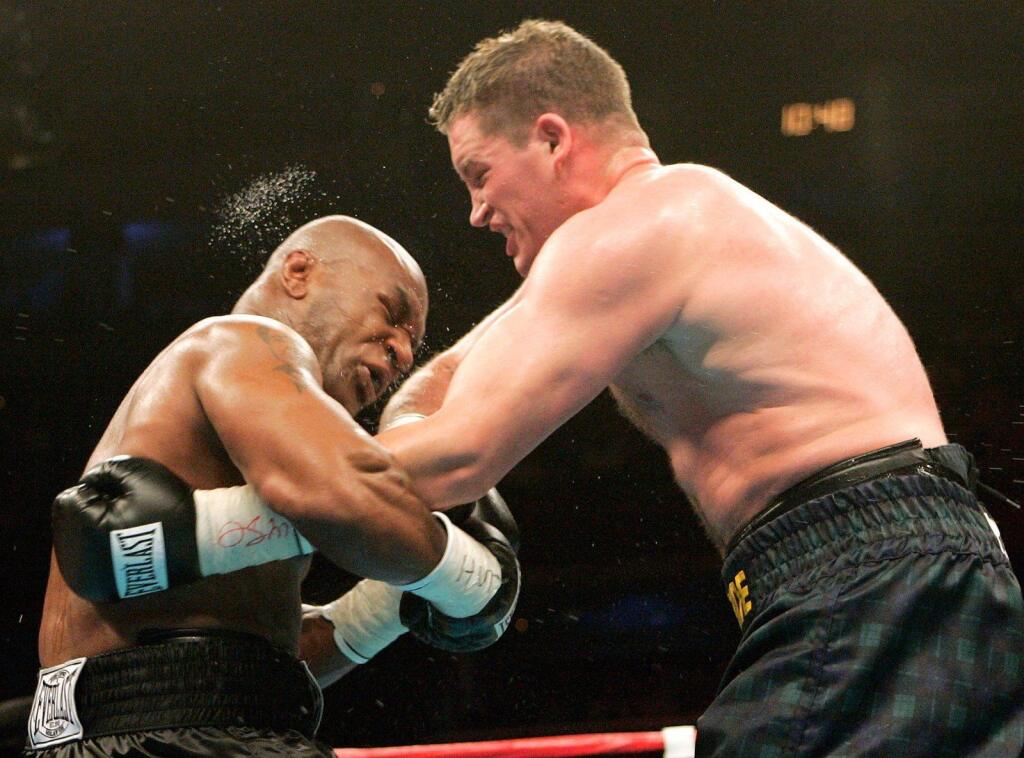 Mike Tyson (vlevo) v zápase s Kevinem McBridem v roce 2005