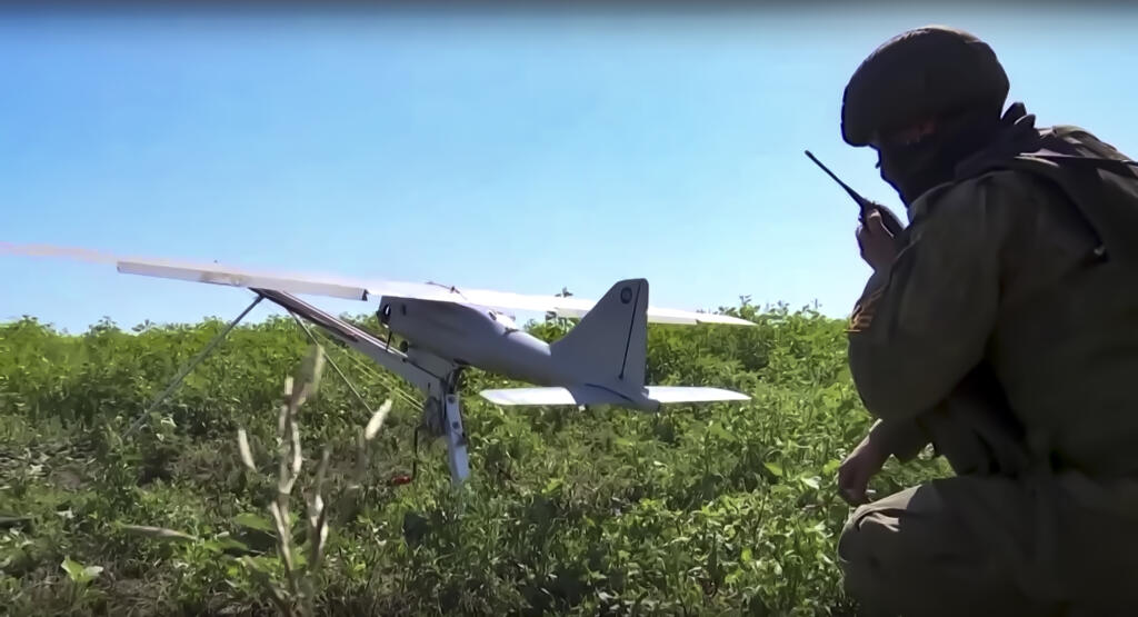 WA 38 - Na videosnímke, ktorú ruské ministerstvo obrany vydalo 8. augusta 2022, ruský vojak pripravuje prieskumný dron Orlan-10 na vzlietnutie na neznámom mieste. FOTO TASR/AP


This handout photo taken from video released by Russian Defense Ministry Press Service on Monday, Aug. 8, 2022, shows a Russian serviceman preparing a Orlan-10 reconnaissance drone to launch at an undisclosed location. (Russian Defense Ministry Press Service photo via AP)