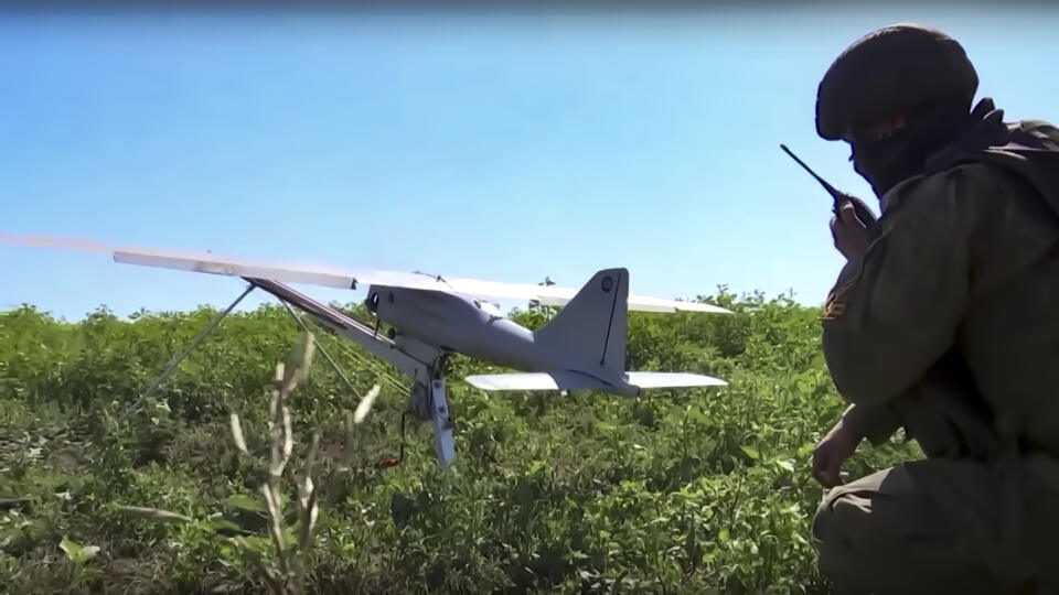 WA 38 - Na videosnímke, ktorú ruské ministerstvo obrany vydalo 8. augusta 2022, ruský vojak pripravuje prieskumný dron Orlan-10 na vzlietnutie na neznámom mieste. FOTO TASR/AP
This handout photo taken from video released by Russian Defense Ministry Press Service on Monday, Aug. 8, 2022, shows a Russian serviceman preparing a Orlan-10 reconnaissance drone to launch at an undisclosed location. (Russian Defense Ministry Press Service photo via AP)
