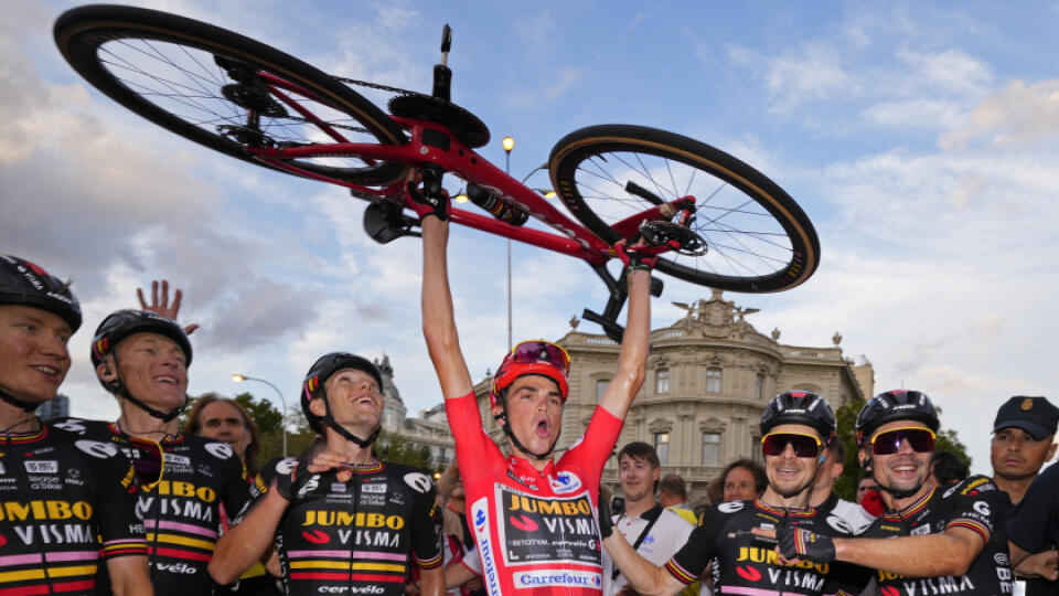 Holandský cyklistický tím Jumbo-Visma a belgická stajňa Soudal Quick-Step údajne rokujú o prípadnej fúzii.