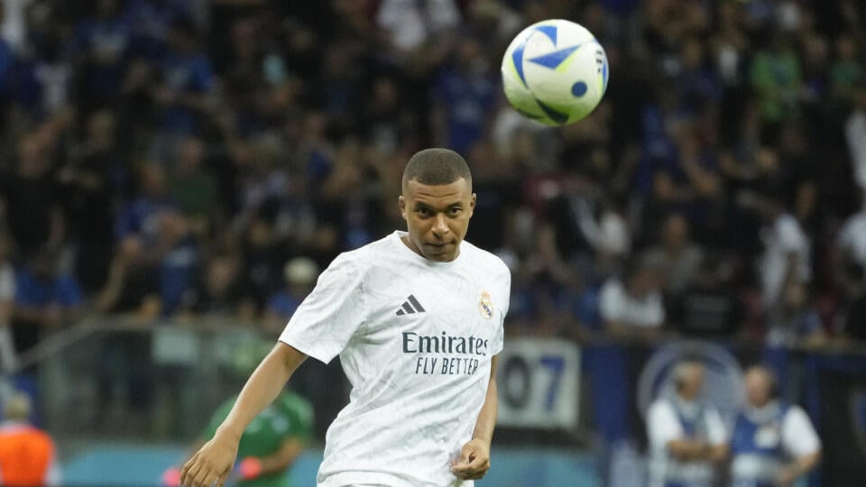 WA 41 Varšava - Futbalista Realu Madrid Kylian Mbappe sa rozcvičuje pred zápasom Superpohára Real Madrid - Atalanta Bergamo na Národnom štadióne vo Varšave v stredu 14. augusta 2024. Futbalisti Realu Madrid nastúpia na stredajší zápas o Superpohár UEFA proti Atalante Bergamo (21.00 h) s cieľom získať túto trofej šiestykrát. Súťažnú premiéru v drese víťaza Ligy majstrov by na Národnom štadióne vo Varšave mal absolvovať Kylian Mbappe. Atalante, úradujúcemu šampiónovi Európskej ligy, bude pre vážne