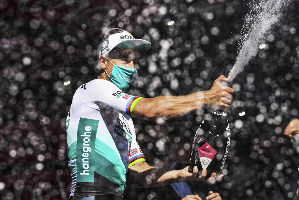 EBE 25 Foligno - Na snímke slovenský cyklista Peter Sagan oslavuje na pódiu víťazstvo v 10. etape 104. ročníka pretekov Giro d'Italia v pondelok 17. mája 2021. Jazdec z tímu Bora-Hansgrohe mal najsilnejšie nohy v záverečnom špurte 139 km dlhej trasy z L’Aquily do Foligna a pripísal si druhý triumf na podujatí. Vlani vyhral taktiež v desiatej etape. FOTO TASR/AP
Stage winner Peter Sagan celebrates on the podium of the tenth stage of the Giro d'Italia cycling race, from L'Aquila to Foligno, Italy