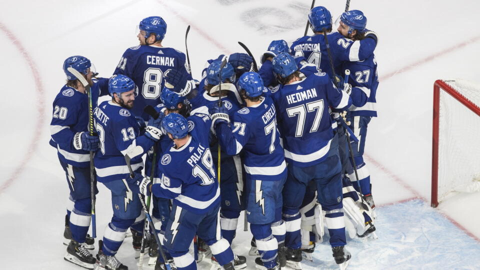 WA 9 Edmonton - Slovenský obranca v drese Tampy Bay Lightning Erik Černák (81) sa teší so spoluhráčmi po výhre v druhom súboji finále play off Východnej konferencie NHL Tampa Bay Lightning - New York Islanders v Edmontone 9. septembra 2020. Tampa zdolala New York Islanders 2:1 a v sérii vedie 2:0 na zápasy. FOTO TASR/AP
Tampa Bay Lightning celebrate a win over the New York Islanders during Game 2 of the NHL hockey Eastern Conference final, Wednesday, Sept. 9, 2020, in Edmonton, Alberta. (Jason